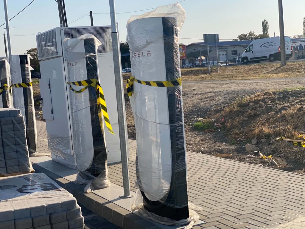 Becsomagolt Tesla V4 Supercharger töltőoszlopok a füzesabonyi töltőállomás építkezésén.
